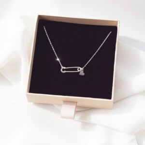 Naszyjnik srebrny agrafka z sercem