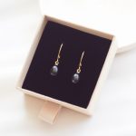 Kolczyki pozłacane wiszące z perłą – Lever back